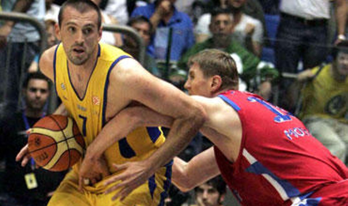 Nikola Vujčičius ("Maccabi") ir Aleksejus Savrasenko (CSKA)