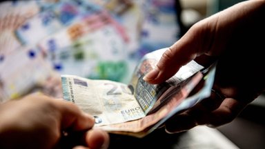 Kitąmet minimali alga gali viršyti 1000 eurų: įspėja, kad tokiais tempais kelti atlyginimus yra pavojinga