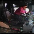 Vaizdo kameros užfiksavo dramatiškus autobuso ir automobilio susidūrimo vaizdus
