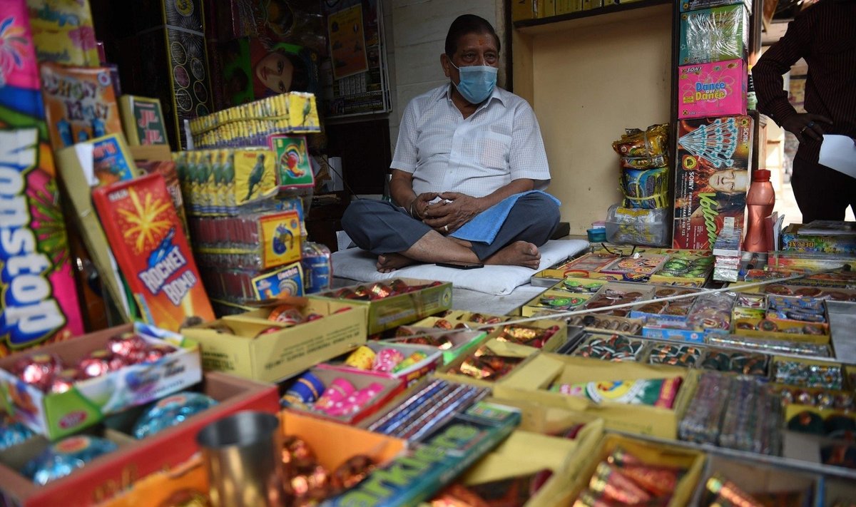 Fejerverkų prekyba Indijoje prieš kasmetinę Divali šventę