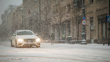 Kelininkai įspėja: eismo sąlygas sunkina visas kokteilis žiemiškų reiškinių