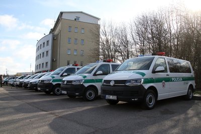 Kauno apskrities VPK pareigūnai džiaugiasi naujais automobiliais