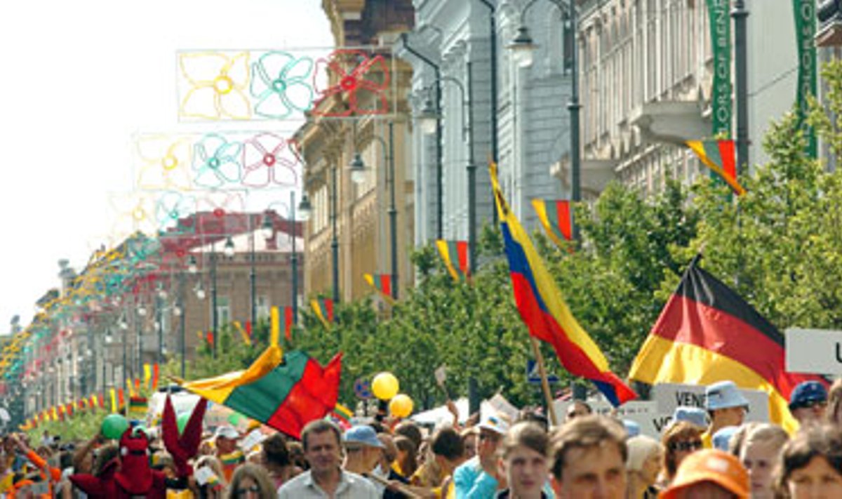 VII pasaulio lietuvių sporto žaidynių atidarymo iškilmės Vilniuje prasidėjo dalyvių eisena. 
