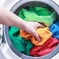 Moteris laiko naudotus rankšluosčius skalbimo mašinoje, o tam turi savų argumentų