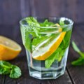 7 priežastys, kodėl ryte labai svarbu išgerti stiklinę vandens su citrina