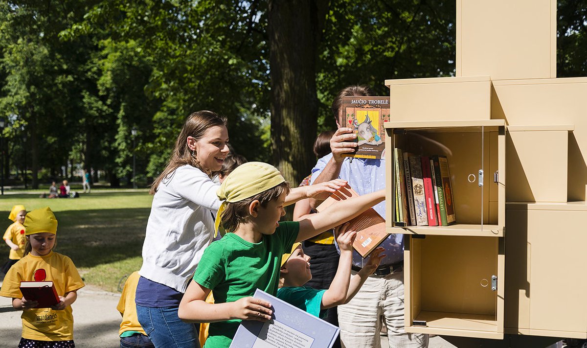 The little library in Bernardino Park being stocked with books   Photo © Ludo Segers @ The Lithuania Tribune