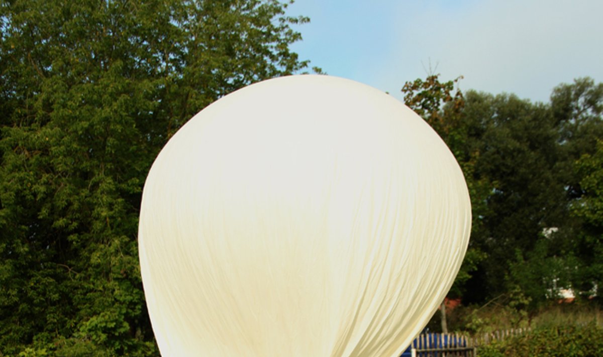 Ernestas Kalabuckas pildo zondo balioną vandeniliu