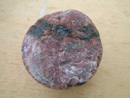 Retųjų žemių turintis mineralas - ortitas uolienoje <br> ("Spectrum"/G. Motuzos nuotr.)