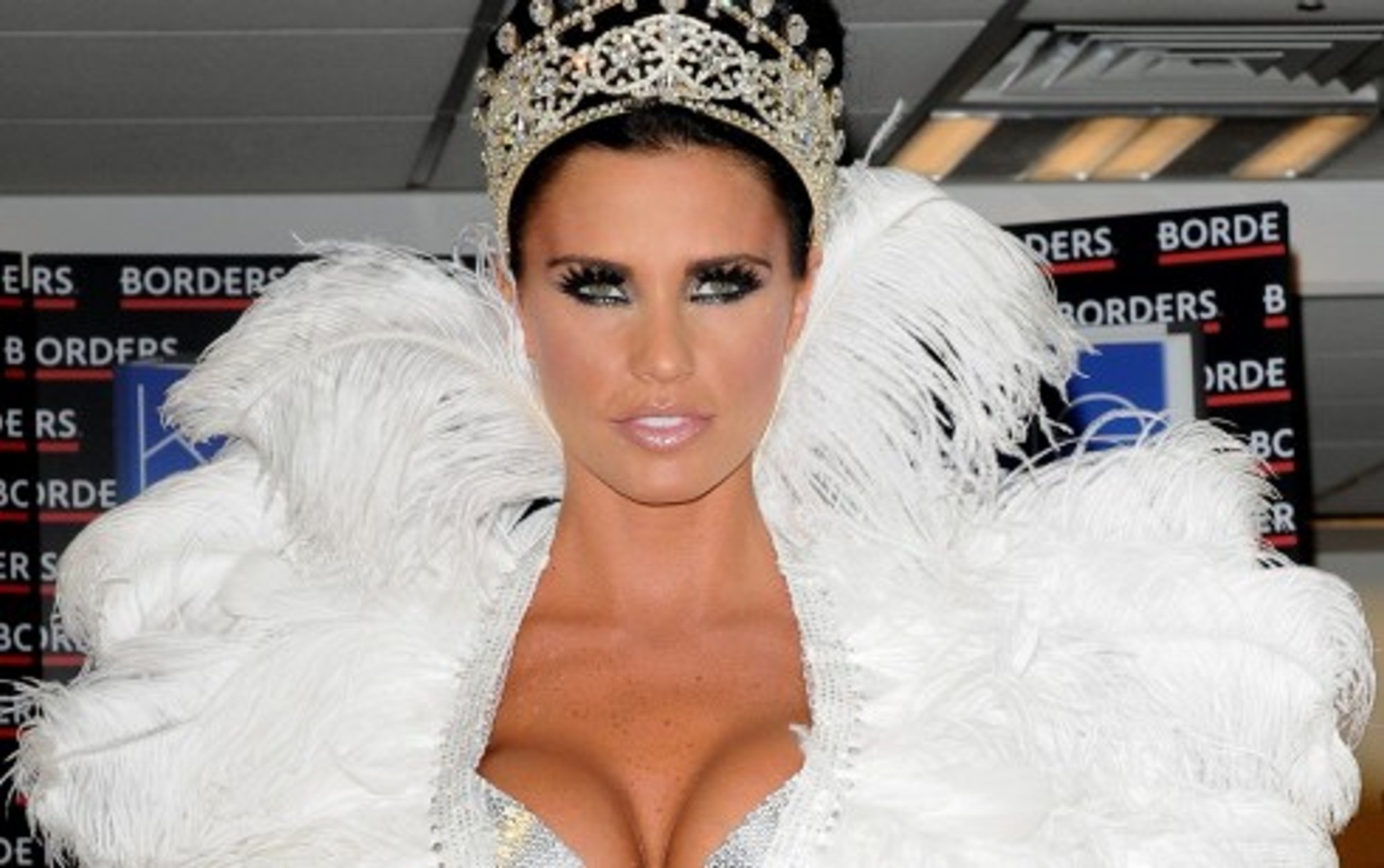 katie-price-jordan-pakeis-pamel-anderson-gelb-toj-seriale-foto