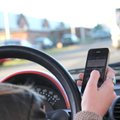 Policijos pareigūnai ieško būdų, kaip vairuotojus priversti paleisti telefonus iš rankų
