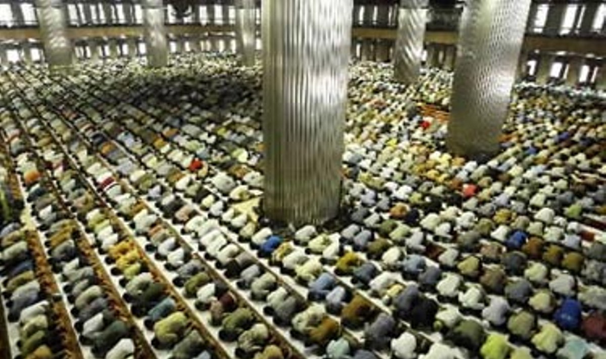 Musulmonai meldžiasi Džakartoje, Indonezijoje. Indonezijoje yra gausiausia musulmonų populiacija.