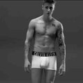 Piktinasi, kad J. Bieberio raumenys – „Photoshop“ rezultatas