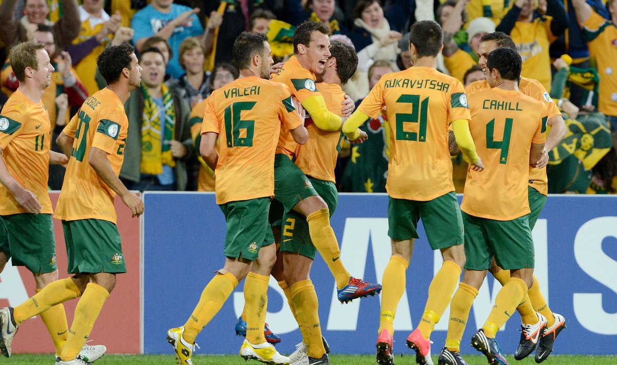 Australijos futbolininkai džiaugiasi įvarčiu