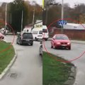 Mažyčio „Volkswagen“ vairuotojas žiede pasiklydo – teko manevruoti atbulomis