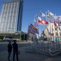 IIFF prašo Rygos pašalinti jos vėliavą, iškeltą greta istorinės baltarusių vėliavos