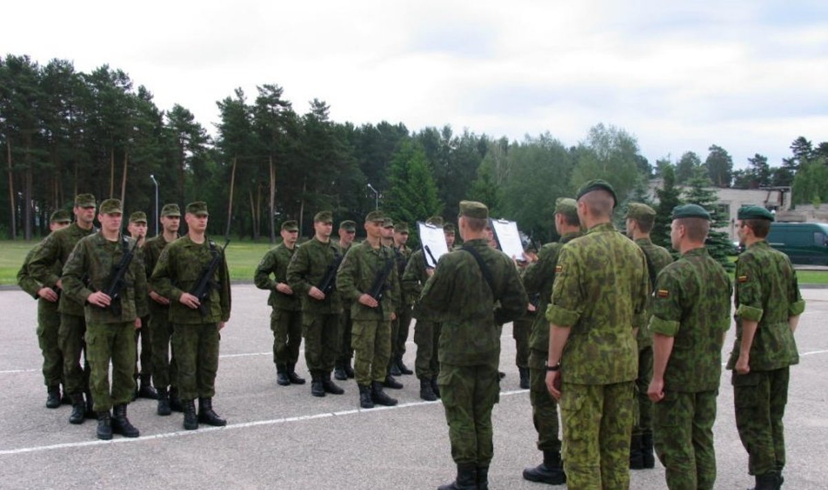 Mokomajame pulke prisiekė aštuntoji Bazinių karinių mokymų laida
