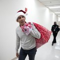 Kalėdų Seneliu persirengęs B. Obama dalijo vaikams dovanas