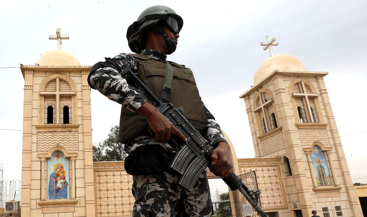 Egipto specialiųjų pajėgų karys saugo koptų bažnyčią