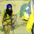 Kabulo dangų užkariauja moterys su parasparniais