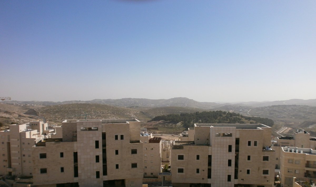 Statomi Naujakurių namai rytų Jeruzalėje, kuriuose daugiausiai dirba palestiniečiai
