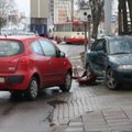 Vilniuje, gatvėje vyras nepraleido merginos - per avariją sužalota jauna „Mitsubishi“ vairuotoja