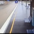 Audra pavertė Sidnėjaus geležinkelio bėgius upeliu