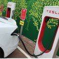 „Tesla“ žada šiemet atverti savo įkrovimo stoteles kitiems elektromobiliams