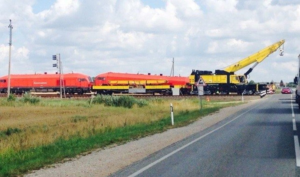 Radviliškio rajone nuo bėgių nuvažiavo lokomotyvas