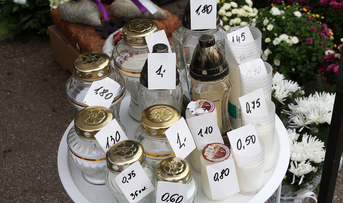 Žvakučių kainos prie Petrašiūnų kapinių
