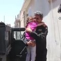 Mažoji Mosulo gyventoja apsikabino Kovos su terorizmu tarnybos vyriausiąjį vadą