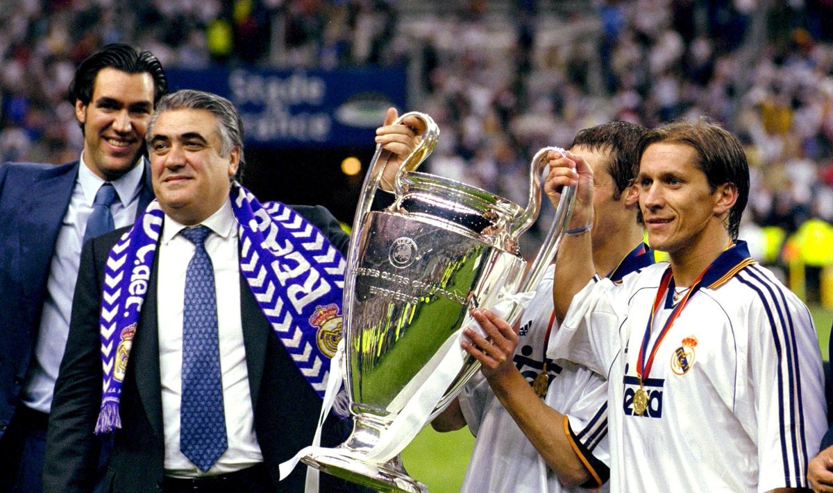 Lorenzo Sanzas ir jo žentas Michelis Salgado laiko UEFA Čempionų lygos trofėjų
