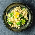 Kepti ryžiai su anakardžiais ir brokoliais – vos per 15 minučių