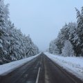 Keliai Lietuvoje padengti sniegu ir slidūs