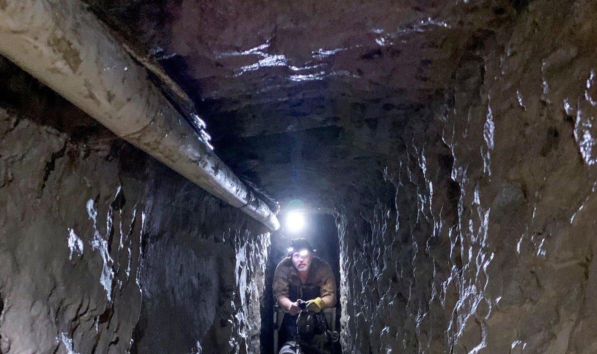 Kontrabandininkai po JAV ir Meksikos siena išrausė rekordinio ilgio tunelį