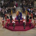 Sekmadienis – paskutinė diena aplankyti JK karalienės Elžbietos II karstą: neeiline galimybe jau pasinaudojo tūkstančiai žmonių