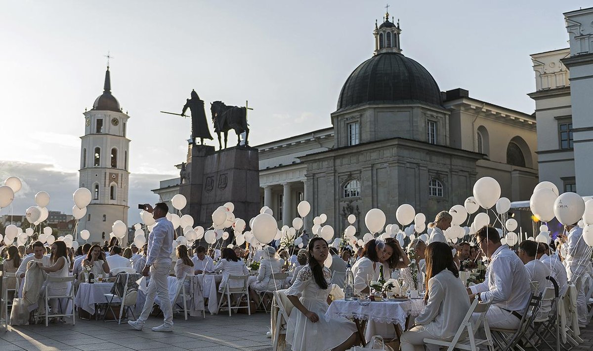 Festive atmosphere at the White Dinner in Vilnius Photo © Ludo Segers @ The Lithuania Tribune