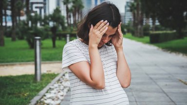 Moterų su negalia nėštumo patirtys: nuo siūlymų atsikratyti vaiko, grasinimų iki vyro žeminimų