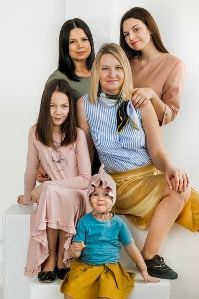 Indrė su savo dukryte Monika, teta Vaida ir pusseserėmis Martyna ir Kotryna