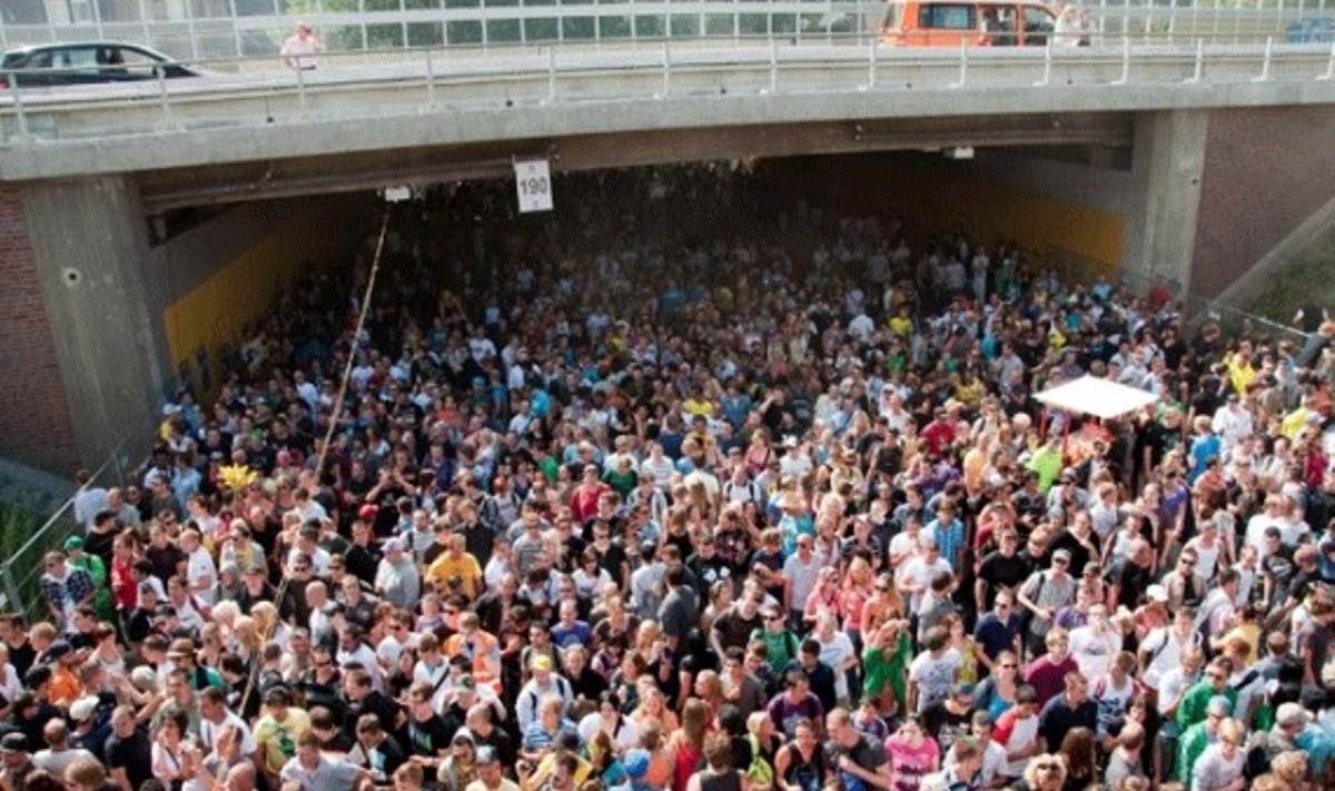 Vokietijos Duisburgo mieste šeštadienį per technomuzikos festivalį "Meilės paradas" viename tunelyje kilus masinei panikai ir spūsčiai, žuvo mažiausiai 20 žmonių