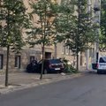 В центре Вильнюса молодой человек снес дерево, врезался в здание и пытался драться со стражами порядка