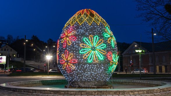 Kaunas puošiasi Velykoms: mieste nutūpė margaspalviai kiaušiniai