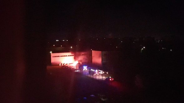 Dainavos rajone griaudėjo sprogimai: mokyklos kieme liepsnojo du automobiliai