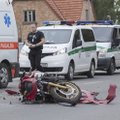 Po smūgio į BMW motociklininkas nuskrido į kelkraštį