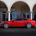 „Tesla“ savininkas siūlo turistams pernakvoti jo automobilyje