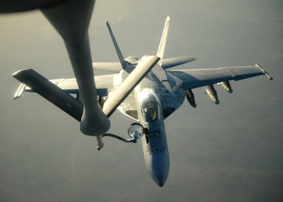 Degalų papildymo ore lėktuvas ir naikintuvas F-18E