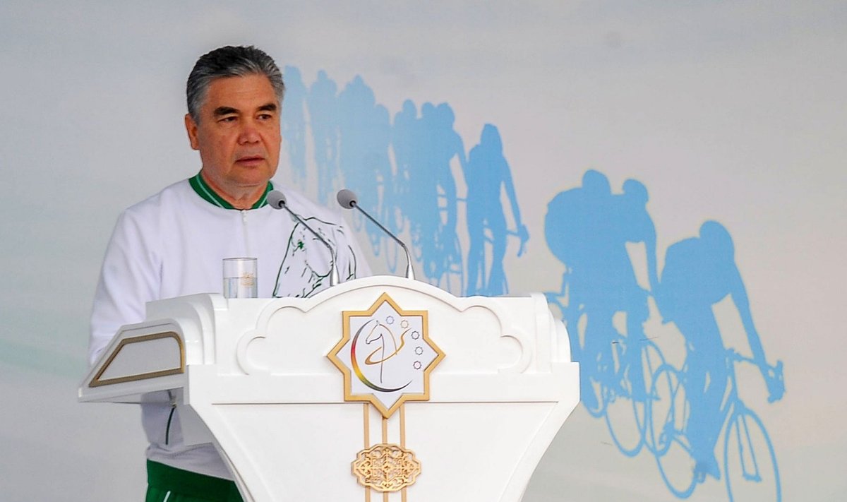 Gurbanguly Berdymuchamedovas vadovavo didžiuliam dviračių paradui