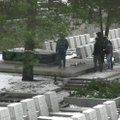 Nufilmuota, kaip lenkai Lietuvos vėliava valė sniegą nuo J. Pilsudskio kapo