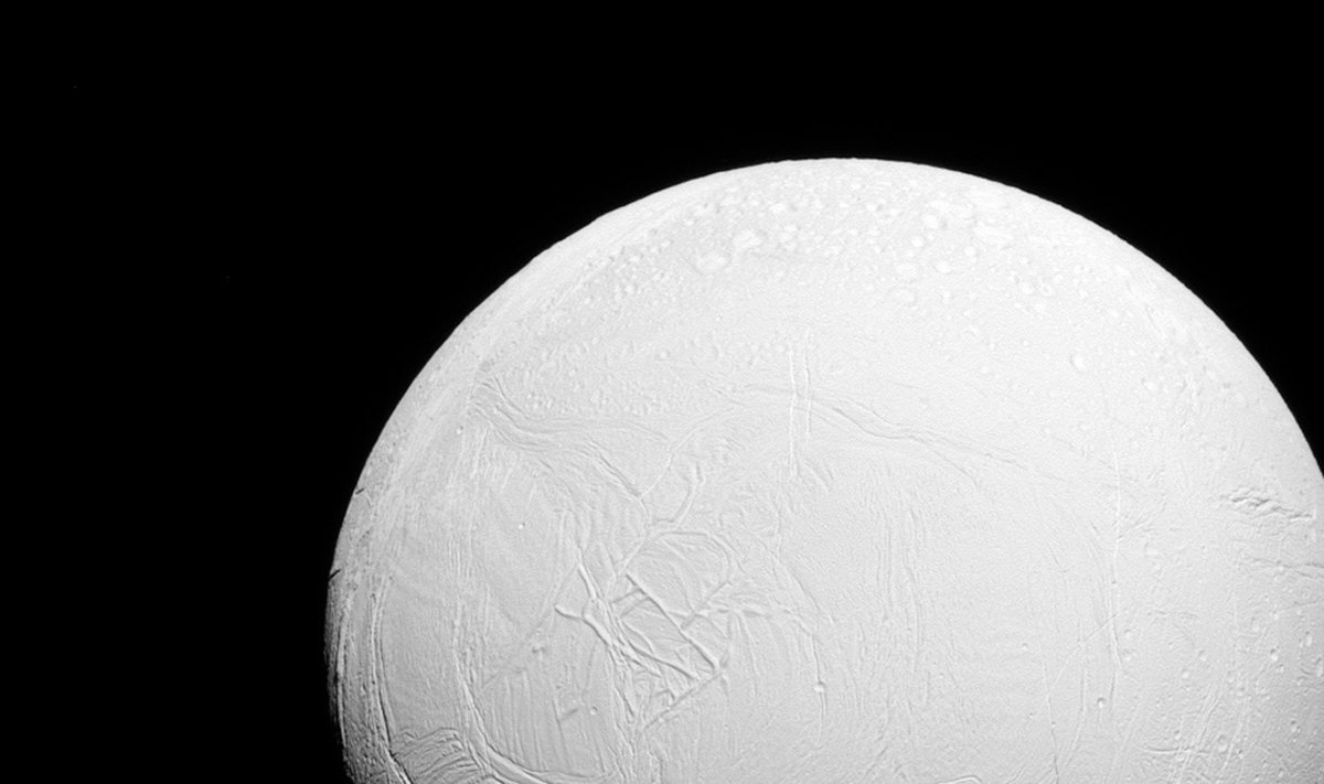 "Cassini" zondo nufotografuotas Enceladas
