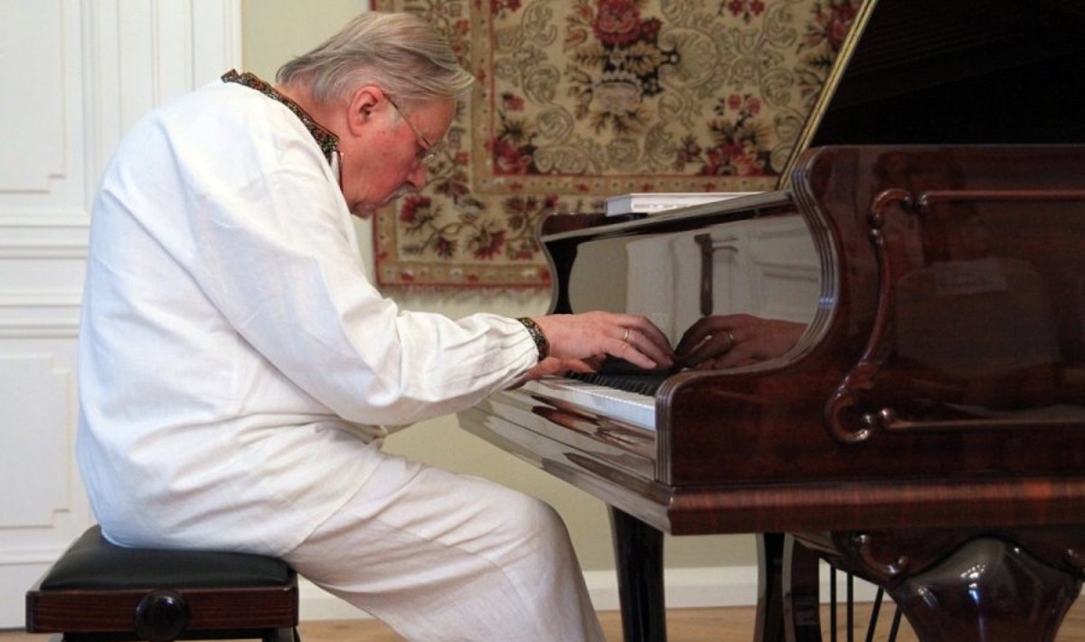 Vytautas Landsbergis skambina fortepijonu