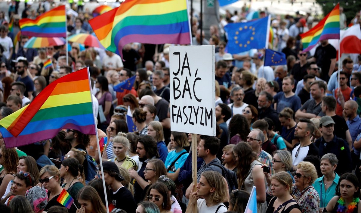 Lenkijoje tūkstančiai žmonių išėjo į gatves, norėdami parodyti paramą LGBT bendruomenei